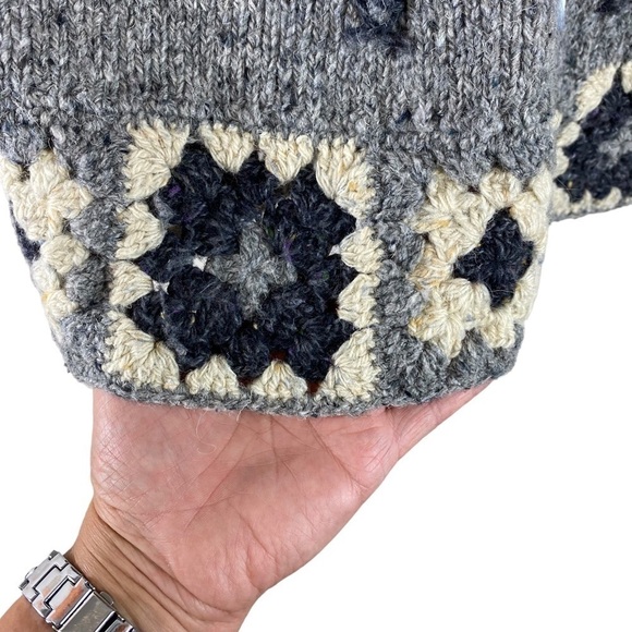 Vintage Capacity Women’s Heathered Gray Toggle Button Granny Square Sweater SzPM - Picture 4 of 11